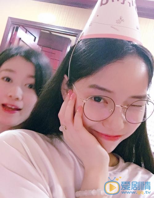 吴小萱与人合照 吴小萱高清写真_吴小萱高清剧照