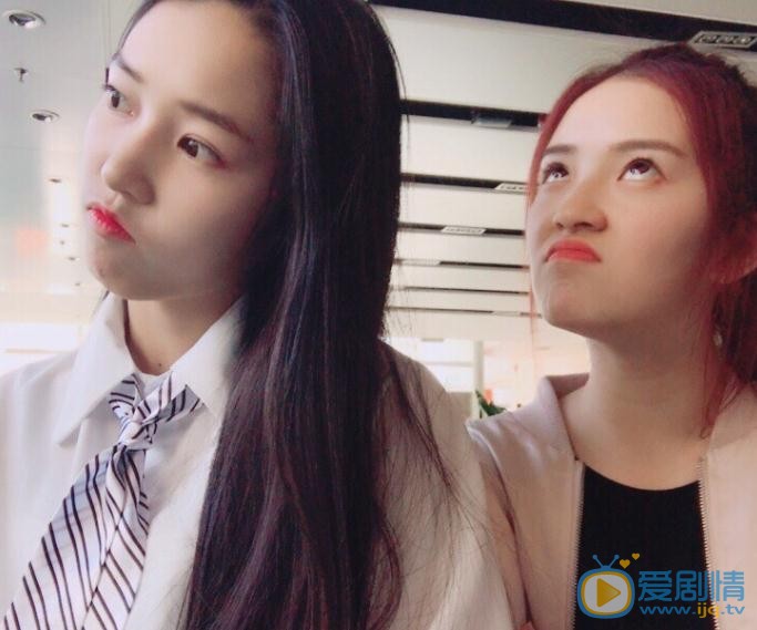 吴小萱与人合照 吴小萱高清写真_吴小萱高清剧照