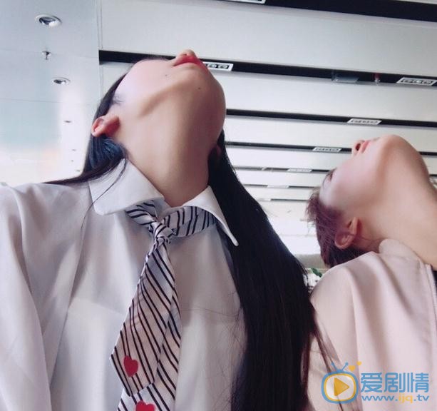 吴小萱与人合照 吴小萱高清写真_吴小萱高清剧照