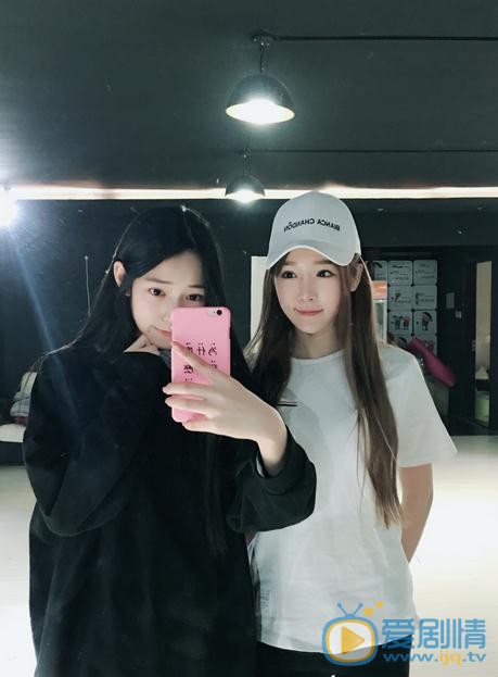 吴小萱与人合照 吴小萱高清写真_吴小萱高清剧照
