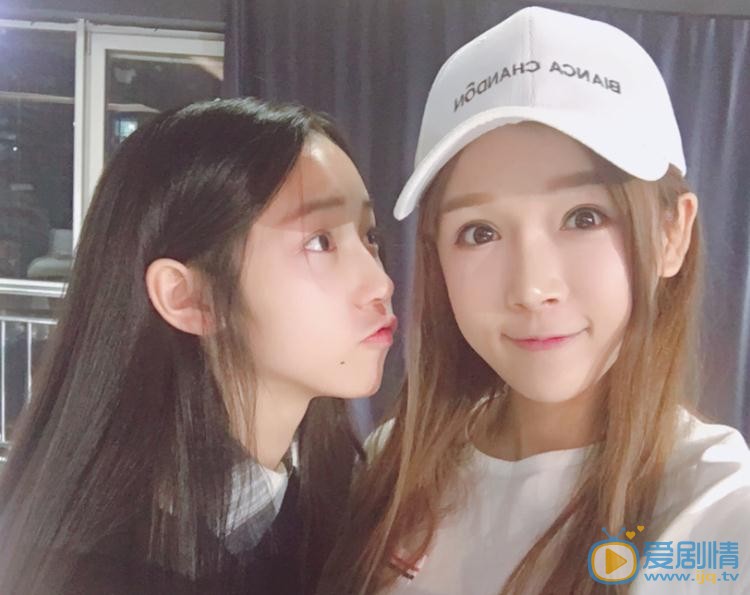 吴小萱与人合照 吴小萱高清写真_吴小萱高清剧照