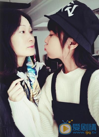 吴小萱与人合照 吴小萱高清写真_吴小萱高清剧照