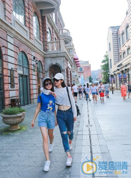 吴小萱与人合照 吴小萱高清写真_吴小萱高清剧照