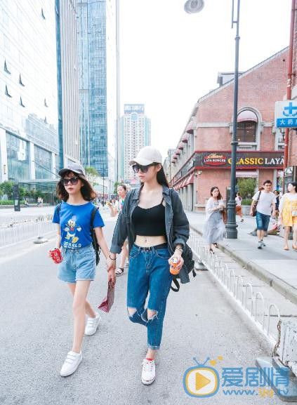 吴小萱与人合照 吴小萱高清写真_吴小萱高清剧照