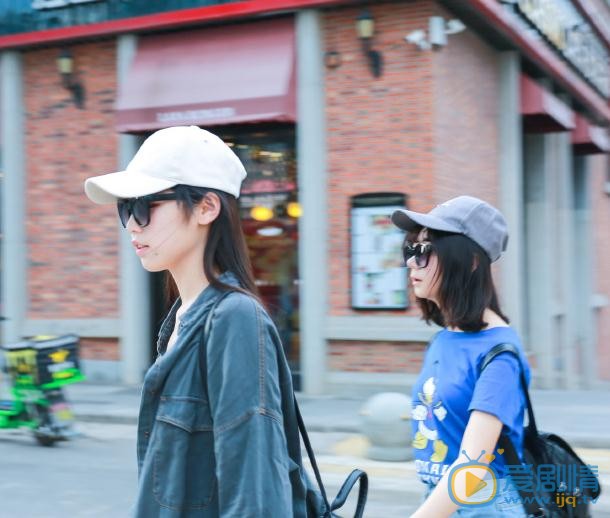 吴小萱与人合照 吴小萱高清写真_吴小萱高清剧照