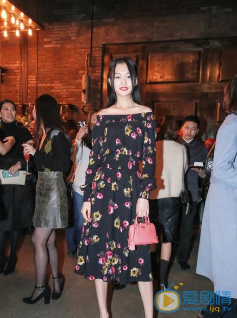 王新宇可爱卖萌照 王新宇高清写真_王新宇高清剧照