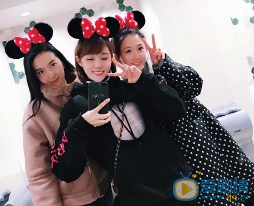 李欣燃与人合照 李欣燃高清写真_李欣燃高清剧照