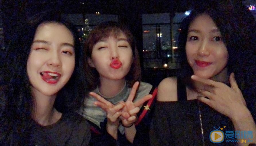 李欣燃与人合照 李欣燃高清写真_李欣燃高清剧照