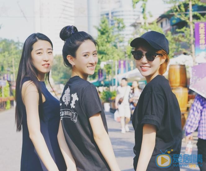 李欣燃与人合照 李欣燃高清写真_李欣燃高清剧照