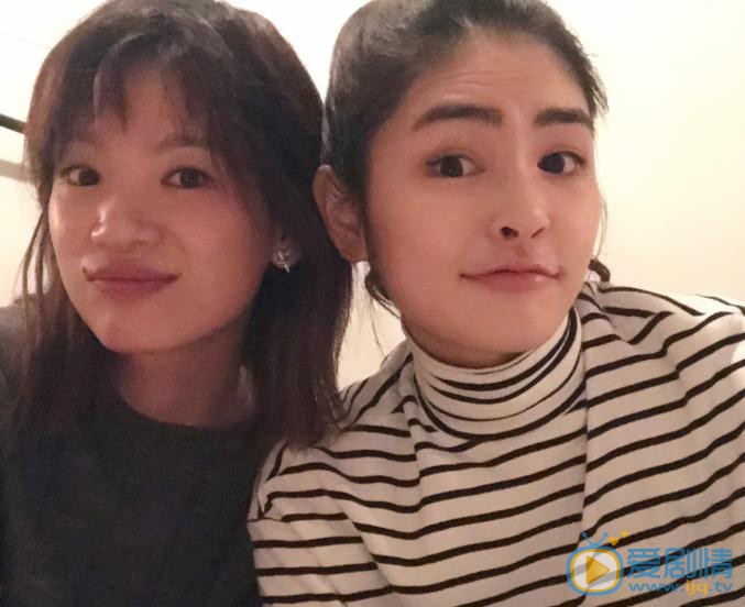 康倩雯与人合照 康倩雯高清写真_康倩雯高清剧照