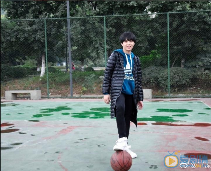 刘耀文街拍照写真 刘耀文高清写真_刘耀文高清剧照