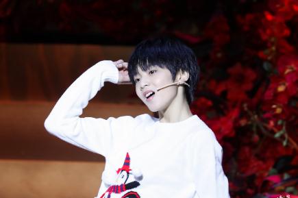 刘耀文白衣少年写真 刘耀文高清写真_刘耀文高清剧照