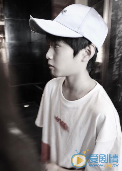刘耀文白衣少年写真 刘耀文高清写真_刘耀文高清剧照
