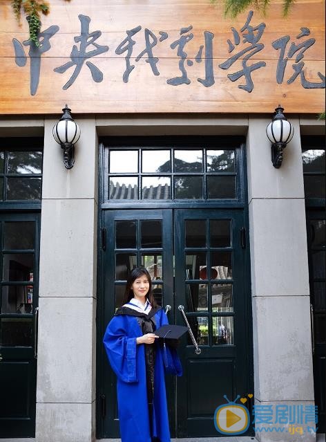 papi酱毕业照