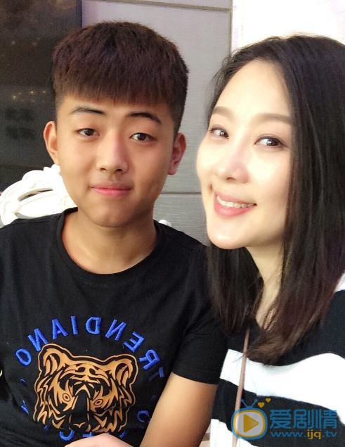 魏辰妃与人合照 魏辰妃高清写真_魏辰妃高清剧照
