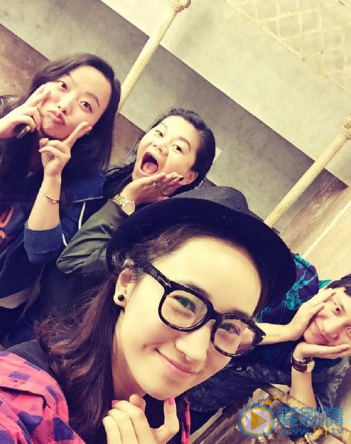 李依蔓与人合照 李依蔓高清写真_李依蔓高清剧照