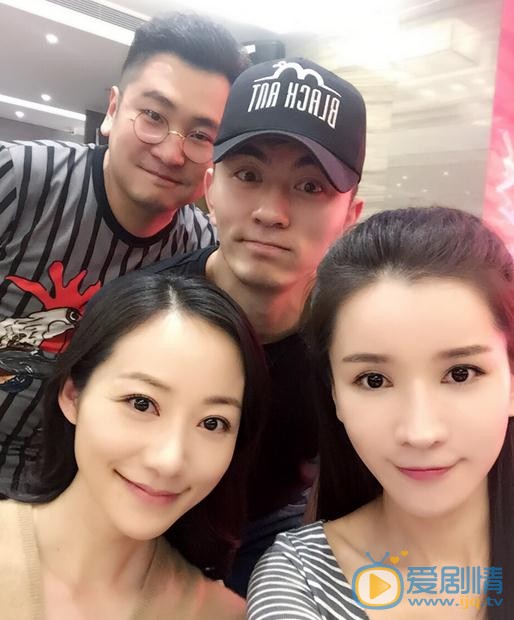 王希维与人合照 王希维高清写真_王希维高清剧照