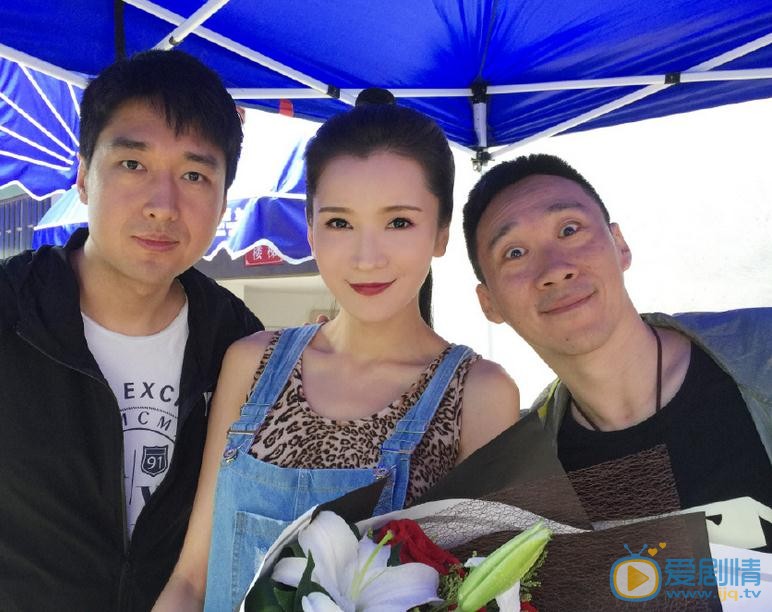 王希维与人合照 王希维高清写真_王希维高清剧照