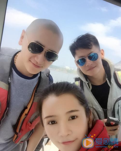 王希维与人合照 王希维高清写真_王希维高清剧照