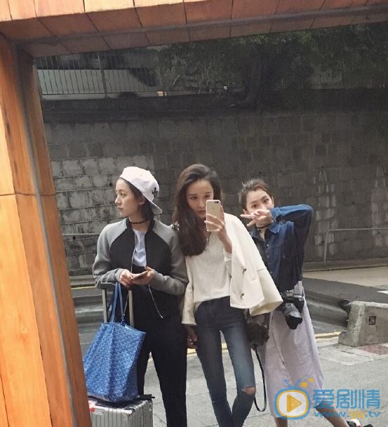 王茗与人合照 王茗高清写真_王茗高清剧照