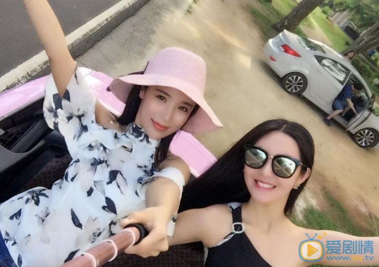 王曼妮与人合照 王曼妮高清写真_王曼妮高清剧照