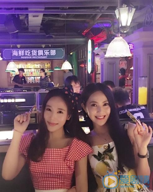 王曼妮与人合照 王曼妮高清写真_王曼妮高清剧照