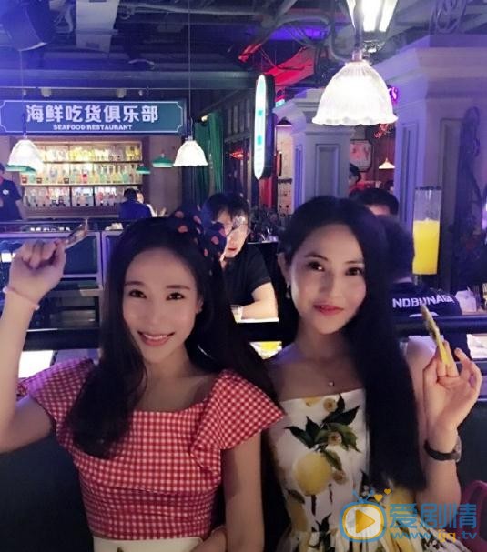 王曼妮与人合照 王曼妮高清写真_王曼妮高清剧照