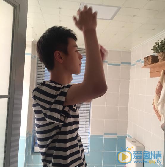 任胤菘校园写真 任胤菘高清写真_任胤菘高清剧照