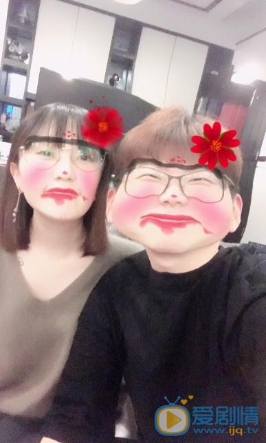 费启鸣与人合照 费启鸣高清写真_费启鸣高清剧照