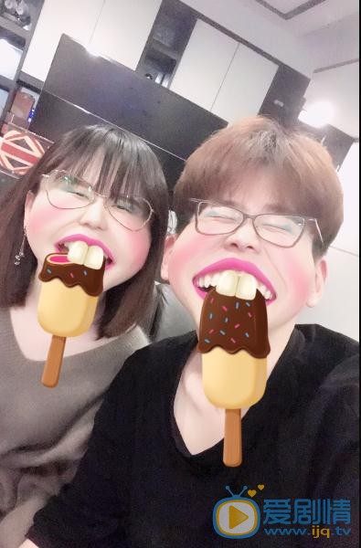 费启鸣与人合照 费启鸣高清写真_费启鸣高清剧照