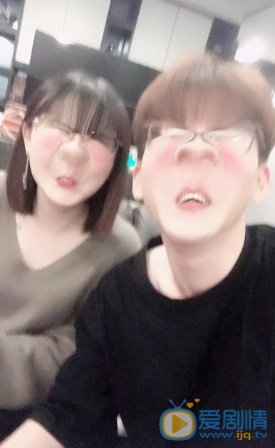 费启鸣与人合照 费启鸣高清写真_费启鸣高清剧照