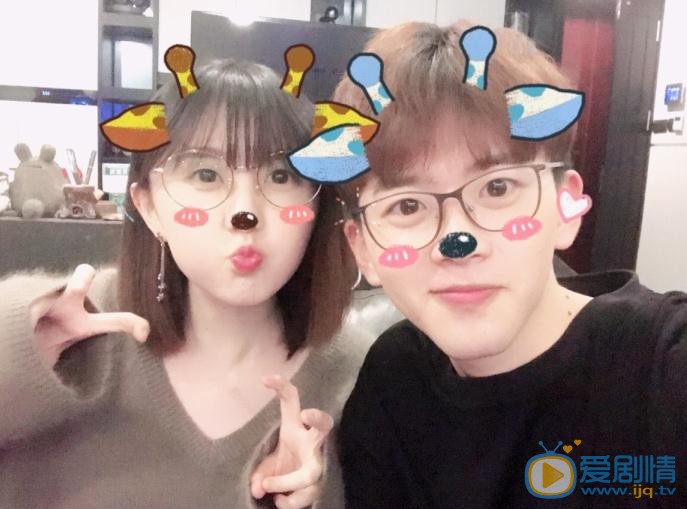 费启鸣与人合照 费启鸣高清写真_费启鸣高清剧照