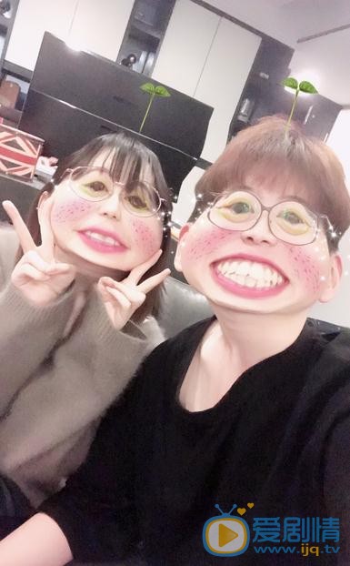费启鸣与人合照 费启鸣高清写真_费启鸣高清剧照
