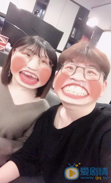 费启鸣与人合照 费启鸣高清写真_费启鸣高清剧照
