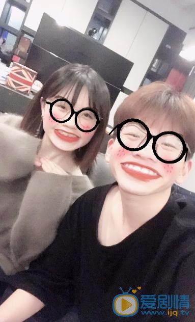 费启鸣与人合照 费启鸣高清写真_费启鸣高清剧照