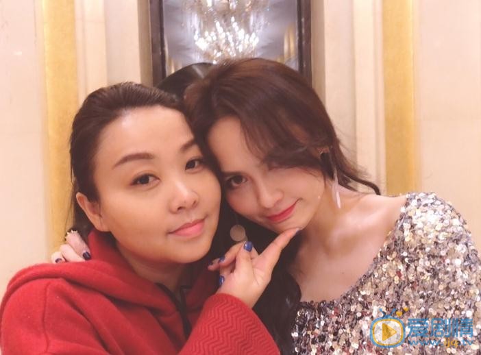 王奕心与人合照 王奕心高清写真_王奕心高清剧照