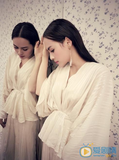 王奕心与人合照 王奕心高清写真_王奕心高清剧照