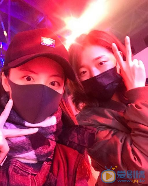 陶珞依与人合照 陶珞依高清写真_陶珞依高清剧照