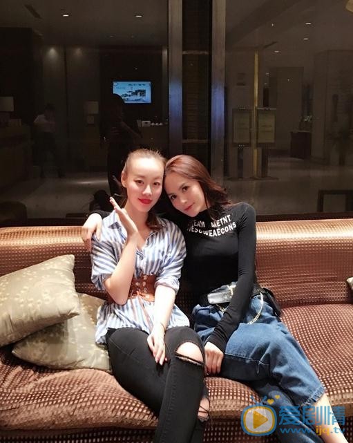 王奕心与人合照 王奕心高清写真_王奕心高清剧照
