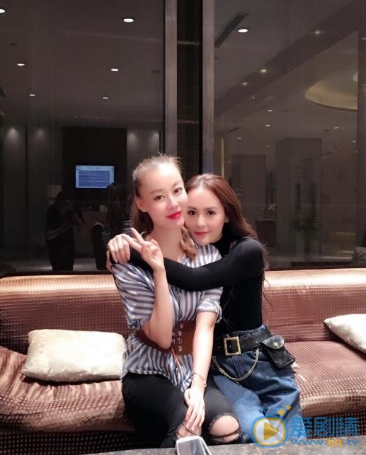 王奕心与人合照 王奕心高清写真_王奕心高清剧照