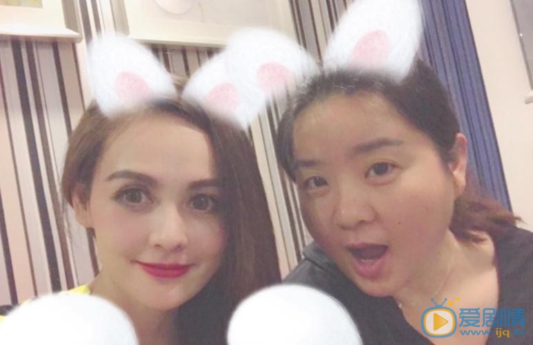 王奕心与人合照 王奕心高清写真_王奕心高清剧照