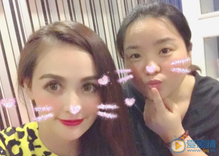 王奕心与人合照 王奕心高清写真_王奕心高清剧照