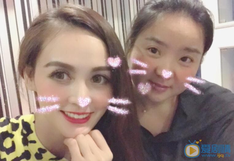 王奕心与人合照 王奕心高清写真_王奕心高清剧照
