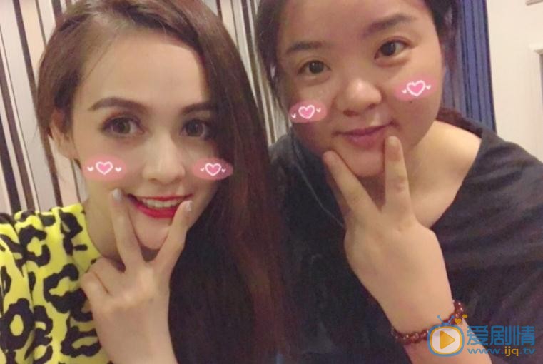 王奕心与人合照 王奕心高清写真_王奕心高清剧照