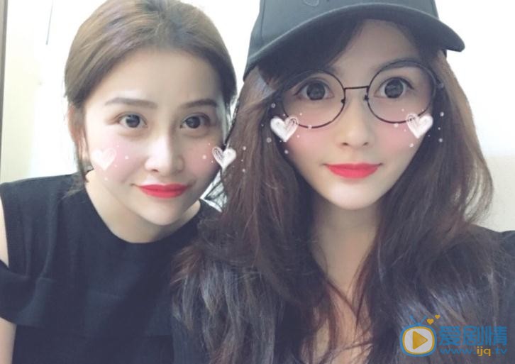 王奕心与人合照 王奕心高清写真_王奕心高清剧照