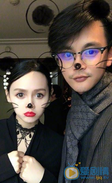 王奕心与人合照 王奕心高清写真_王奕心高清剧照