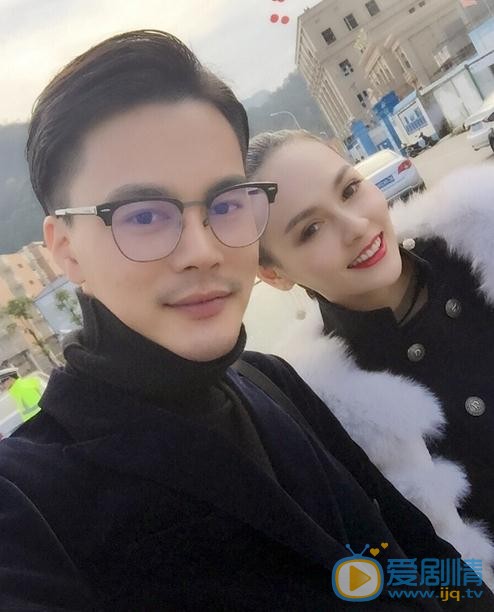 王奕心与人合照 王奕心高清写真_王奕心高清剧照