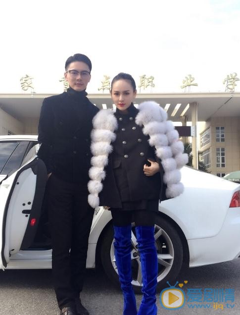 王奕心与人合照 王奕心高清写真_王奕心高清剧照