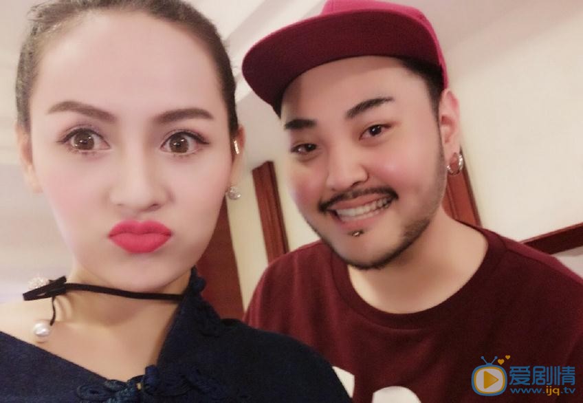 王奕心与人合照 王奕心高清写真_王奕心高清剧照