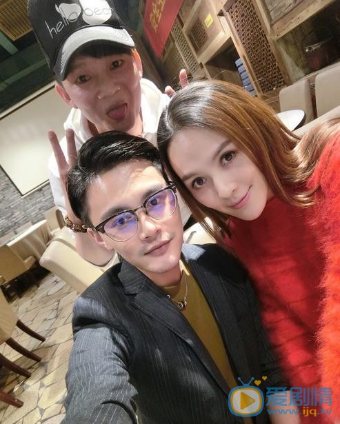 王奕心与人合照 王奕心高清写真_王奕心高清剧照